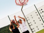 Galerie: Basketball spielen beim Sporthotel ROYAL X – Urlaub am Millstätter See – Naturhäuschen Leitner – Urlaub in Kärnten am See
