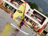 Galerie: Windsurfen beim Sporthotel ROYAL X – Urlaub am Millstätter See – Naturhäuschen Leitner – Urlaub in Kärnten am See
