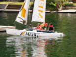 Galerie: Catamaran fahren beim Sporthotel ROYAL X – Urlaub am Millstätter See – Naturhäuschen Leitner – Urlaub in Kärnten am See