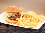 X-Burger mit Pommes – X-Bar – Standbar beim Sporthotel ROYAL X am Millstätter See – Urlaub am Millstätter See – Urlaub in Kärnten am See